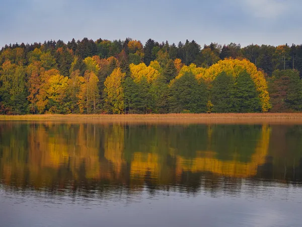 Finlandiya Daki Tuusula Gölü Nde Sonbahar Sonbahar Renkleri Yansıma Insan — Stok fotoğraf