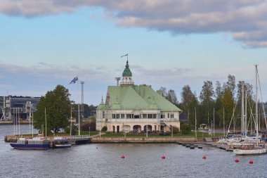 Helsinki 'deki yat kulübü binası: liman, yat, restoran, sonbahar.