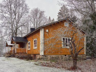 Finlandiya 'nın Kerava kasabasındaki Köylü Yaşamı Heikkila Çiftliği Müzesi: ahşap eski evler.