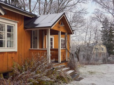 Finlandiya 'nın Kerava kasabasındaki Köylü Yaşamı Heikkila Çiftliği Müzesi: ahşap eski evler.