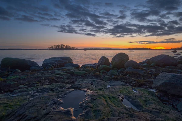 Märzabend Finnischen Kallahdenniemi Steine Meeresufer Nach Sonnenuntergang — Stockfoto