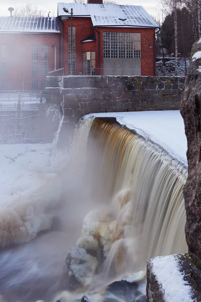芬兰赫尔辛基Toukola的瀑布Vanhankaupunginkoski 寒冷的冬夜 古老的工业建筑 — 图库照片