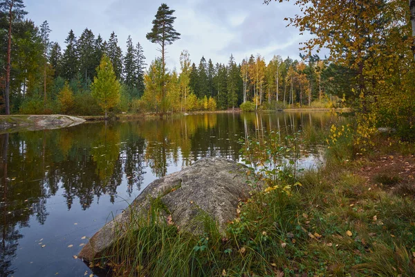 Ollilanlampi Pond Autumn Finnish Kerava Colorful Forest Granite Stones — стоковое фото