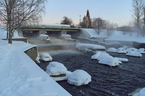Gát Vízesés Télen Sestroretsk Január Templom Hideg Este Naplemente Előtt — Stock Fotó