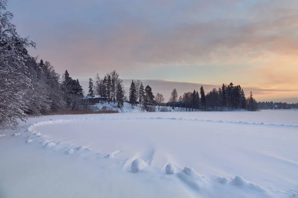 Χειμερινό Ηλιοβασίλεμα Κοντά Στη Φινλανδική Λίμνη Τουουσούλα Ακτή Χιόνι Στον — Φωτογραφία Αρχείου