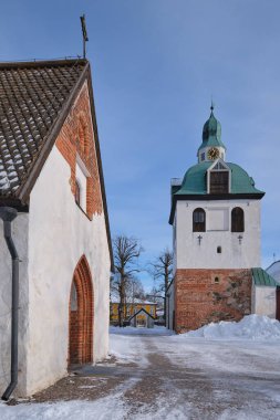 Porvoo 'daki Ortaçağ Lüteriyen Katedrali: Avrupa' da eski bir kasaba, güneşli bir kış günü.