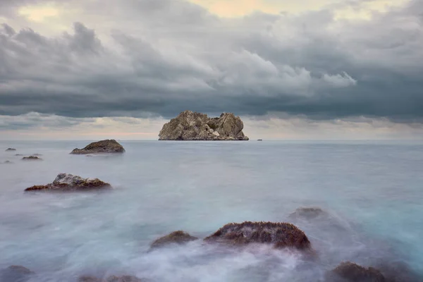 Manhã Nublada Mar Negro Rochas Pedras Água Como Fumaça Natureza — Fotografia de Stock
