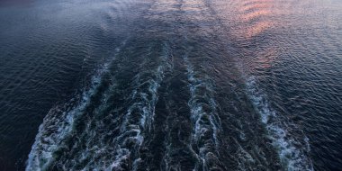 Dalgalar ve köpük, deniz suyu ve okyanus manzarası ve yolcu gemisinden gün batımı..