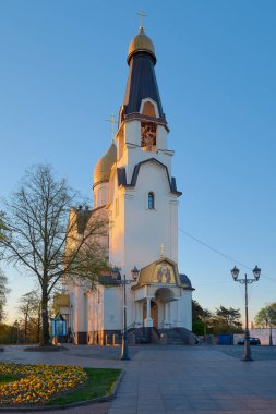 Peter ve Paul Sestroretsk Ortodoks Kilisesi: St. Petersburg yakınlarında, ilkbahar, güneşli sabah.
