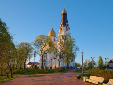 Peter ve Paul Sestroretsk Ortodoks Kilisesi: St. Petersburg yakınlarında, ilkbahar, güneşli sabah.