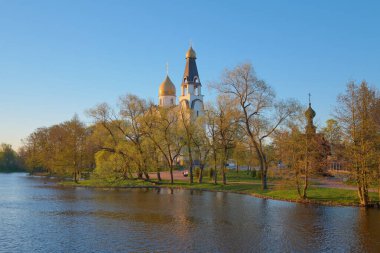 Peter ve Paul Sestroretsk Ortodoks Kilisesi: St. Petersburg yakınlarında, ilkbahar, güneşli sabah.