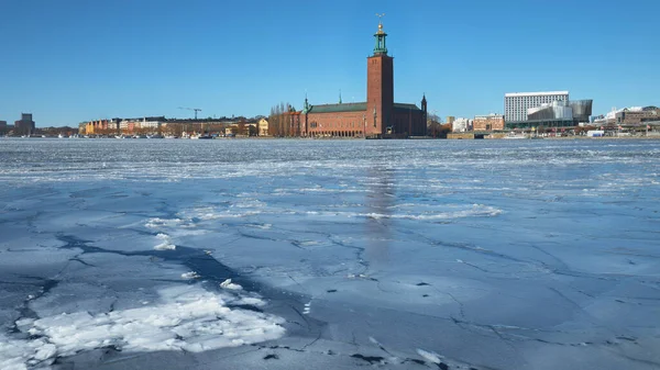 北欧城市全景从水看 斯德哥尔摩 冬季结束 春季开始 — 图库照片