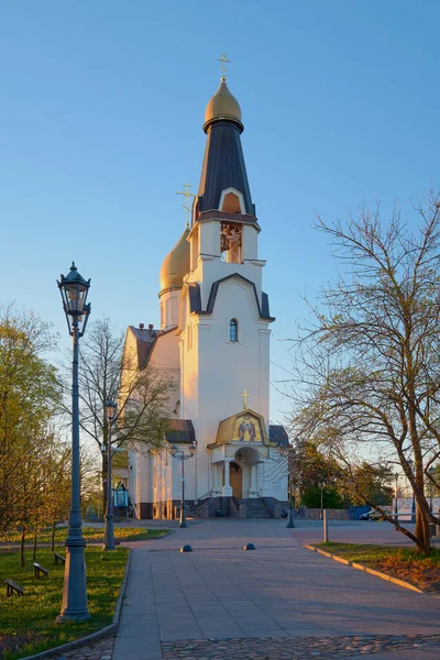 Peter ve Paul Sestroretsk Ortodoks Kilisesi: St. Petersburg yakınlarında, ilkbahar, güneşli sabah.