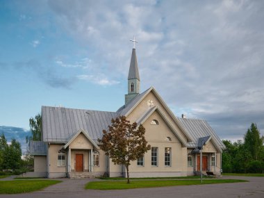 Olonets 'teki Lüteryen Kutsal Haç Kilisesi: yaz akşamı, mavi gökyüzü, güzel bulutlar, Anuksenlinna, Alnus.