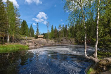 Karelia 'daki Ruskeala Parkı güneşli bir yaz gününde: Kuzey doğa, granit taşlar.