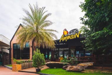 Ubon Ratchathani, Tayland - 23 Ocak 2022 Ubon Ratchathani, THAILAND 'daki PTT petrol istasyonundaki Kafe Amazon dükkanı. Tayland 'da ünlü bir Tayland kahve dükkanı..