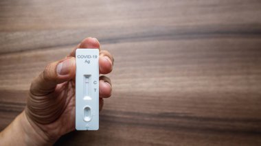 ATK 'yi evde test et. SARS CoV-2 hızlı antijen test kiti ile Covid-19 negatif test sonucu.