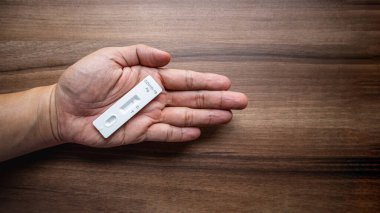 ATK 'yi evde test et. SARS CoV-2 hızlı antijen test kiti ile Covid-19 negatif test sonucu.