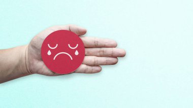 Mutsuz yüzlü kırmızı bir kağıt tutuyordu. Müşteri değerlendirmesi memnuniyet geri besleme anketi.