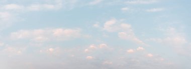 Panorama mavi gökyüzü ve gün ışığı ile bulutlar doğal arka plan.