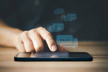 Akıllı telefon kullanarak canlı sohbet yazarak uygulama iletişimi dijital ağ ve sosyal ağ kavramında sohbet eden bir adam. Sosyal medya uygulaması sohbet kutusu.