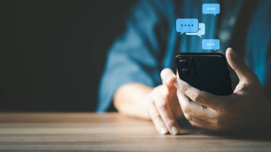 Akıllı telefon kullanarak canlı sohbet yazarak uygulama iletişimi dijital ağ ve sosyal ağ kavramında sohbet eden bir adam. Sosyal medya uygulaması sohbet kutusu.