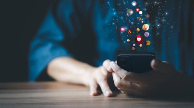 Akıllı telefon kullanarak canlı sohbet yazarak uygulama iletişimi dijital ağ ve sosyal ağ kavramında sohbet eden bir adam. Sosyal medya uygulaması sohbet kutusu.