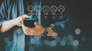 Uygulamada akıllı telefon kullanan bir adam servis deneyimine not verir. Çevrimiçi müşteri memnuniyet geri bildirim anketi.