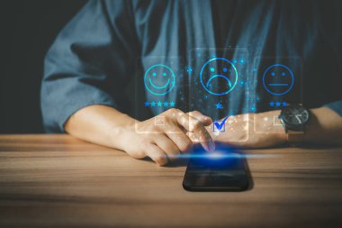 Uygulamada akıllı telefon kullanan bir adam servis deneyimine not verir. Çevrimiçi müşteri memnuniyet geri bildirim anketi.