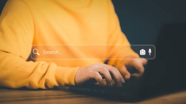 Evde masa başında bilgisayarla çalışan serbest çalışan biri. Boş arama çubuğu ile İnternet Veri Bilgileri taranıyor. Arama Motoru Optimizasyonu SEO Ağ Kavramı.