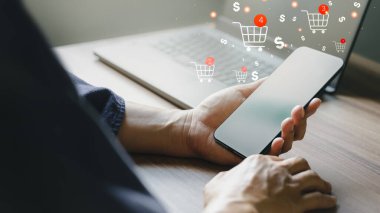 Ev erkeği internetten akıllı telefon siparişi alıyor, internetten alışveriş yapıyor, konsept mobil telefon uygulaması kullanıyor..