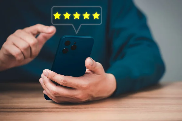 Uomo Che Utilizza Uno Smartphone Dare Rating All Esperienza Servizio — Foto Stock