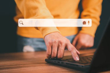 Evde masa başında bilgisayarla çalışan serbest çalışan biri. Boş arama çubuğu ile İnternet Veri Bilgileri taranıyor. Arama Motoru Optimizasyonu SEO Ağ Kavramı.