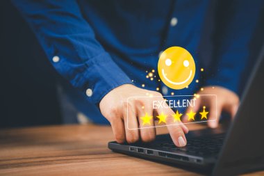 Geri bildirim değerlendirme memnuniyet servisi için beş yıldızlı dizüstü bilgisayarı kullanan bir adam. Müşteri hizmetleri deneyimi ve iş memnuniyeti anketi.