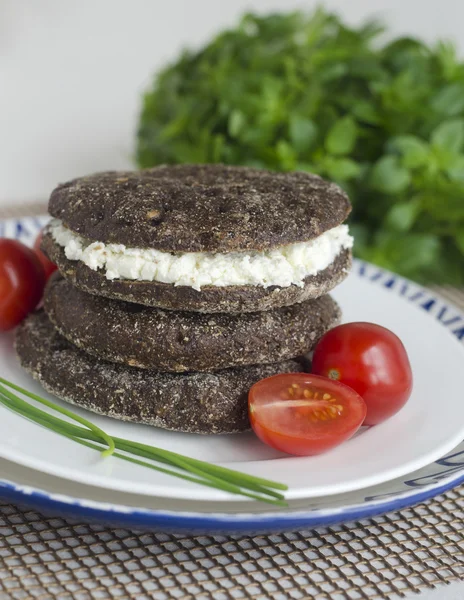 Roggenbrot mit Frischkäse — Stockfoto