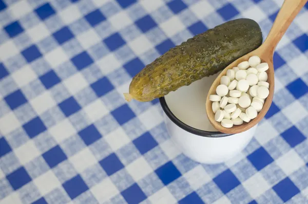 Pepino salgado, caneca com leite e pílulas — Fotografia de Stock