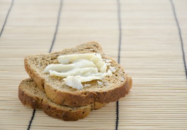 brie peyniri ile ekmek dilimlenmiş