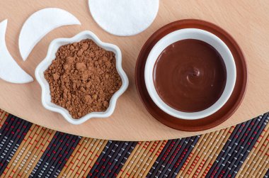 Kakao tozu, siyah çikolata yüz ve vücut maskesi bir kasede. Ev yapımı güzellik ve spa tarifi. Üst görünüm, alanı kopyala. 