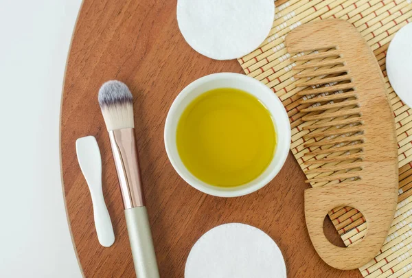 Mangkuk Putih Kecil Dengan Kosmetik Pijat Pembersihan Minyak Dan Sikat — Stok Foto