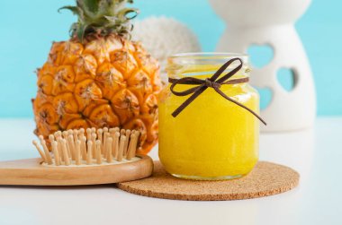 Küçük bir cam kavanoz ve ahşap saç fırçasında ev yapımı ananas meyve fırçası (banyo suyu, yüz veya saç maskesi). Doğal güzellik tedavisi ve spa tarifi. Boşluğu kopyala