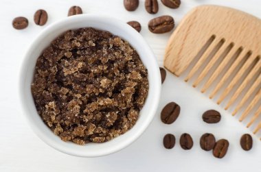 Ev yapımı şeker fırçasıyla öğütülmüş kahve (ayak veya banyo tuzu). DIY güzellik ve spa tarifi. Üst görünüm, alanı kopyala