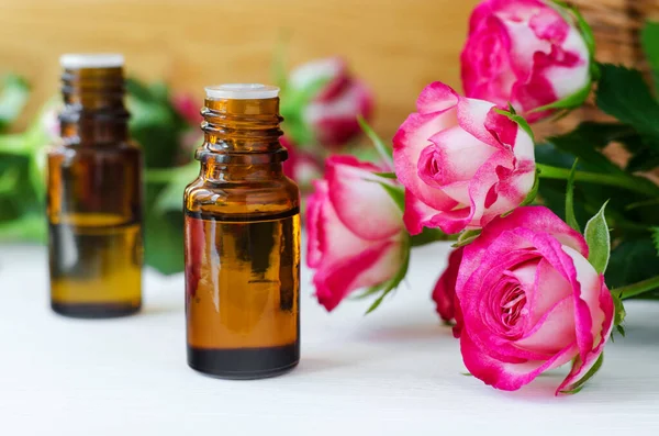 小瓶装玫瑰油 萃取物 浸渍物 新鲜玫瑰花的特写 芳香疗法 温泉和草药配料 复制空间 — 图库照片