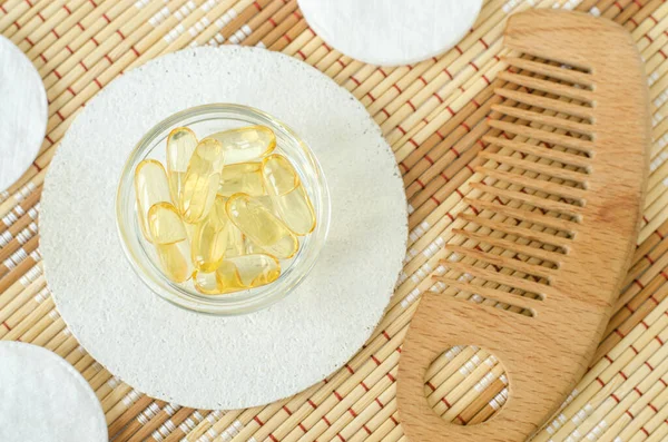 Mangkuk Kaca Kecil Dengan Minyak Kosmetik Serum Wajah Minyak Ikan — Stok Foto