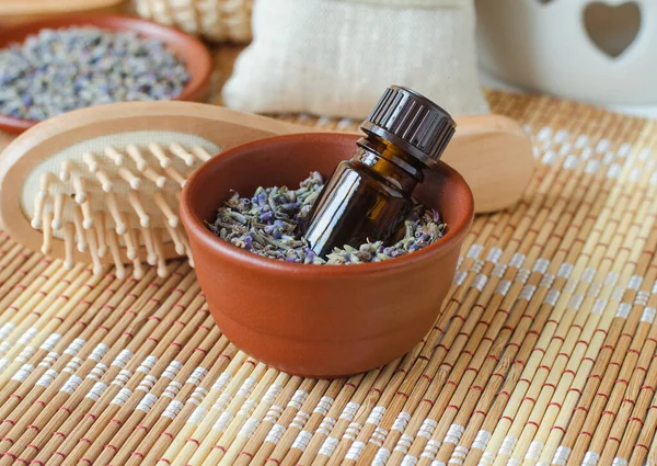 Botol Kecil Dengan Minyak Lavender Esensial Ekstrak Jahitan Infus Parfum — Stok Foto