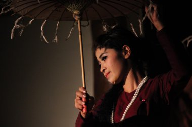 Myanmar şemsiye dansçı