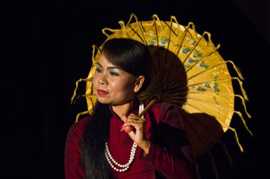 Myanmar şemsiye dansçı