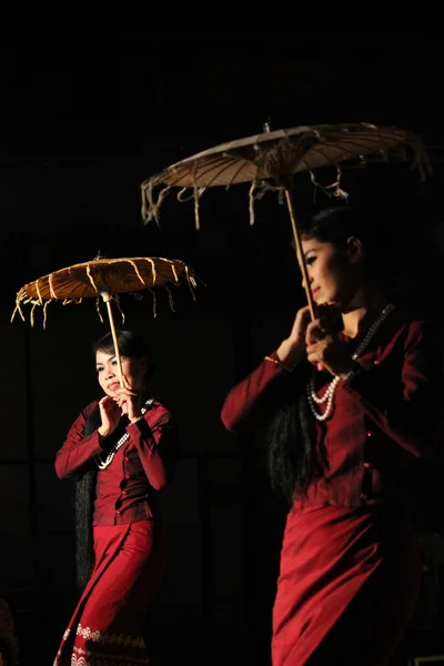 Myanmar paraplu dansers — Stockfoto