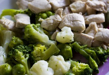 Tavuk ve sebze yeşil salata.