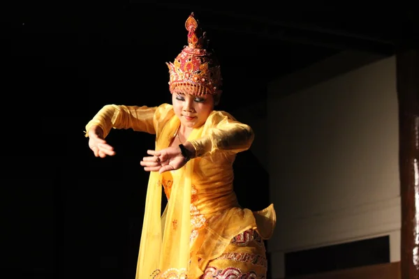 Traditionelle burmesische Tänzerin — Stockfoto