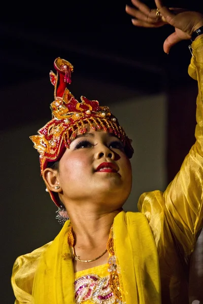 Традиционный бирманский танцор — стоковое фото